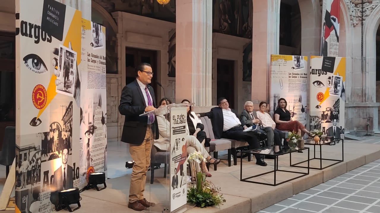 Presentó Javier Contreras “El puño de la palabra” - EsNeta.net