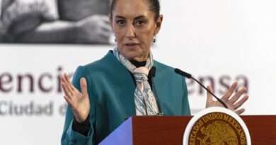 Cuestiona Sheinbaum a Jáuregui por cambiar versiones de agentes de la CIA