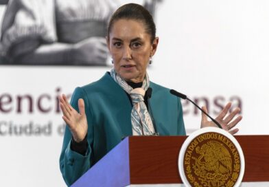 Cuestiona Sheinbaum a Jáuregui por cambiar versiones de agentes de la CIA