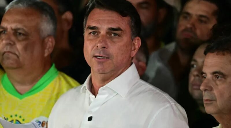 Enfrenta Flávio Bolsonaro cinco controversias judiciales en Brasil